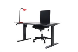 Kontorsæt med bordplade i sort, stelfarve i sort, rød bordlampe og sort kontorstol